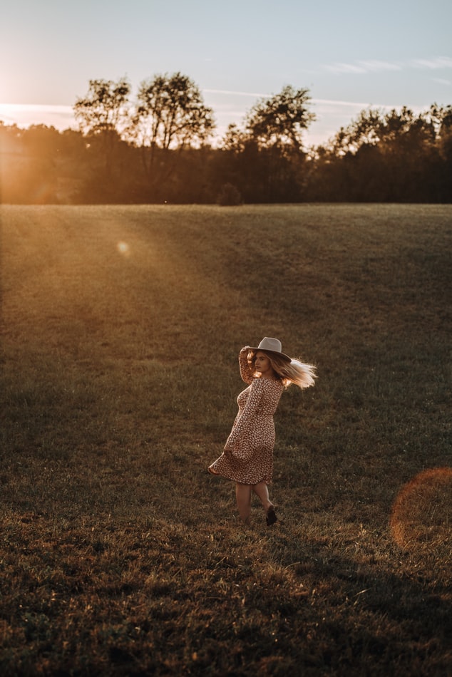 photo-1570382652097-fbf069688290