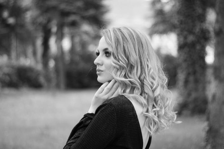 photo-1560871545-4f64aa295aff