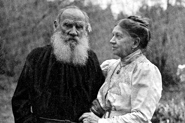 Tolstoy_and_wife_1910